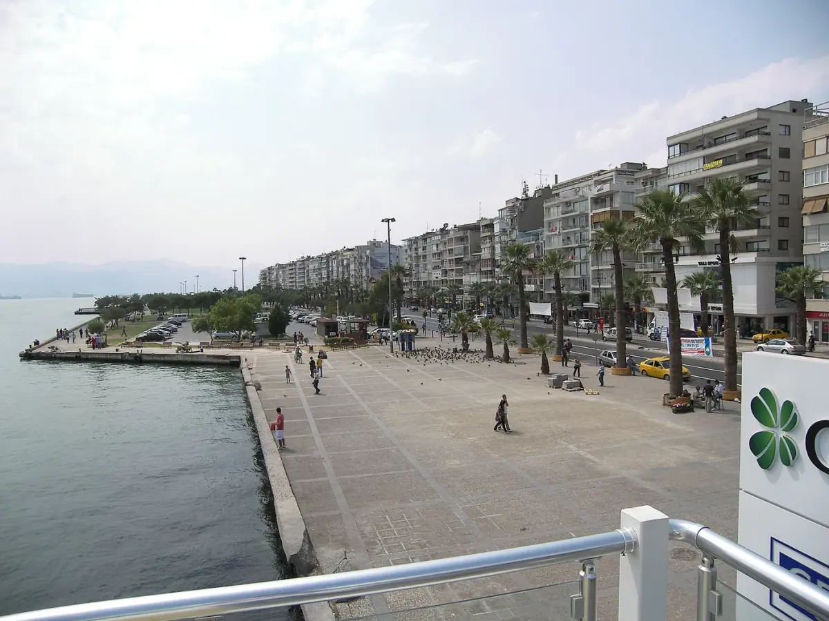 İzmir: Karşıyaka Çarşı ve sahil