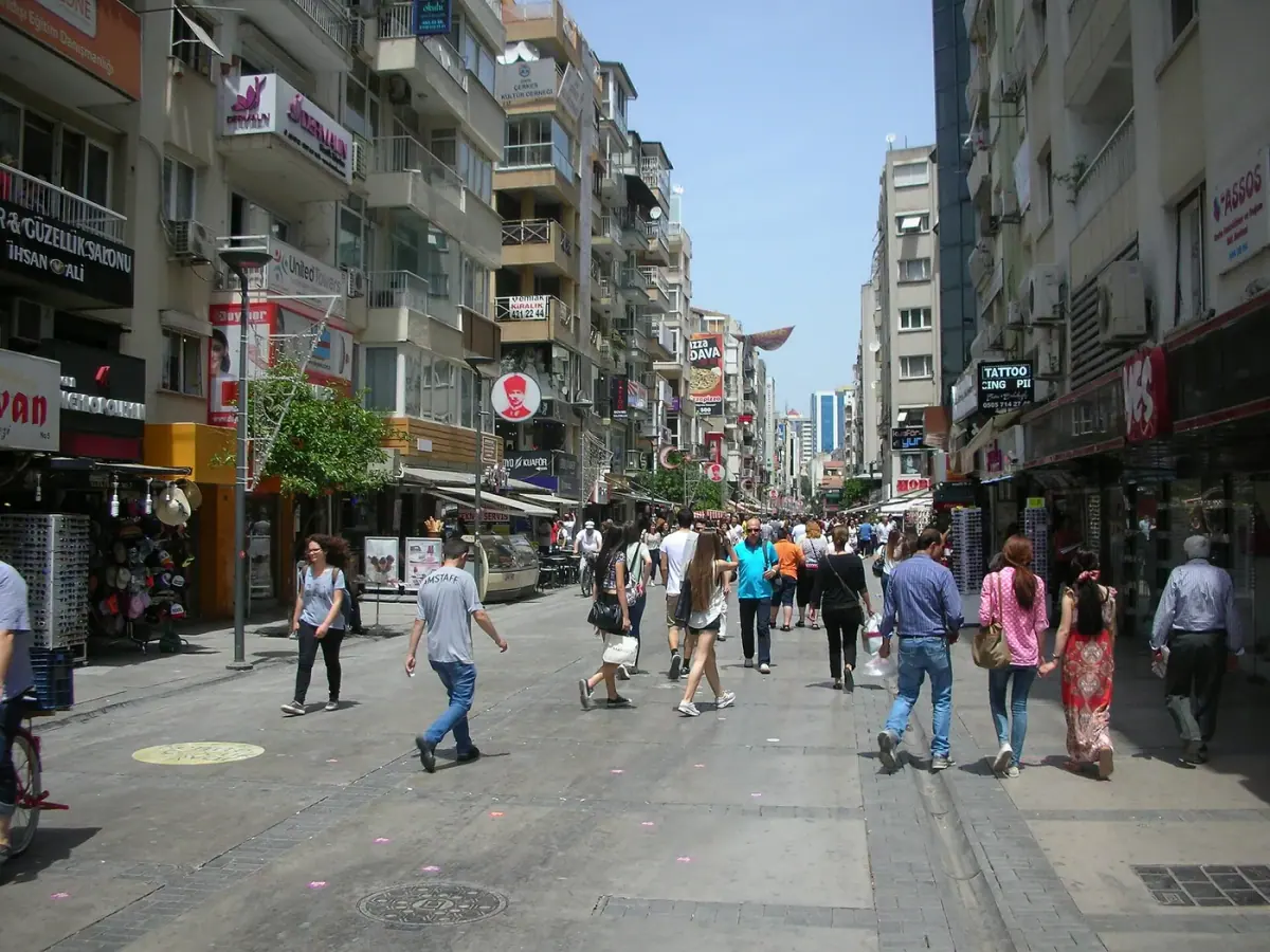 İzmir: Kıbrıs Şehitleri Caddesi