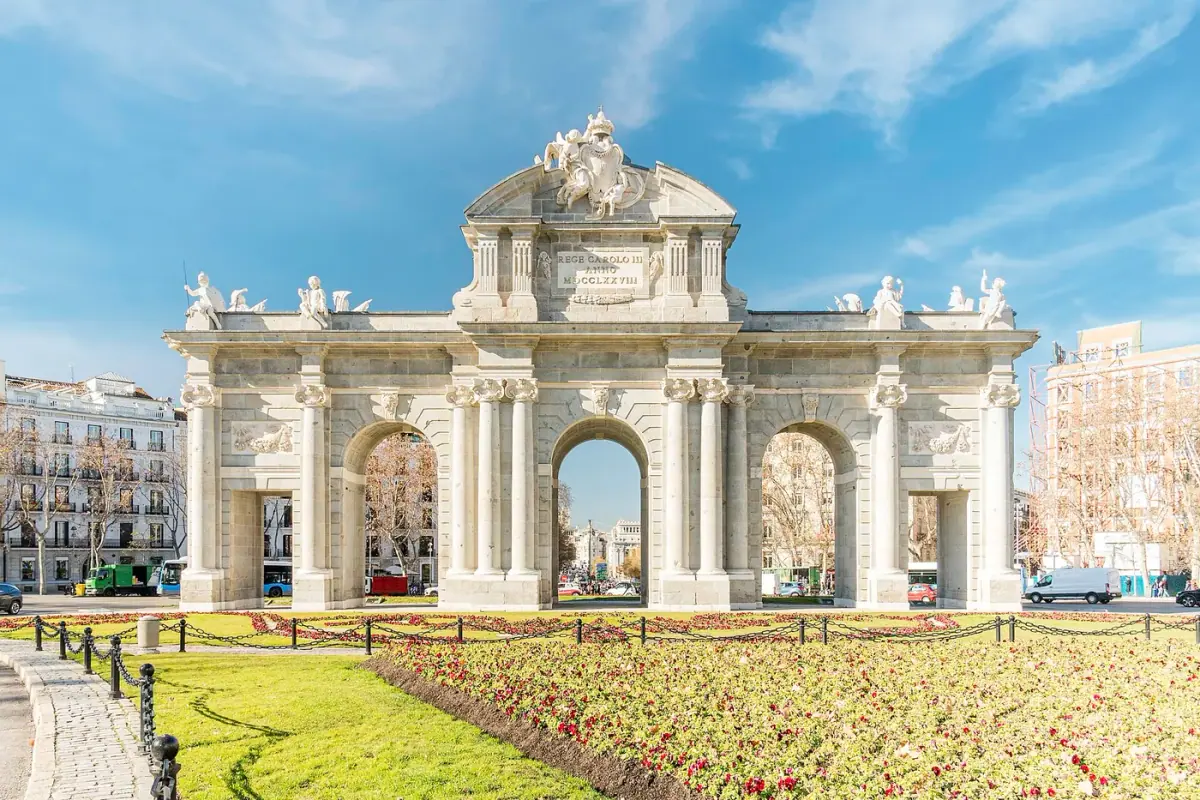 Madrid: Alcalá Kapısı (Puerta de Alcalá)