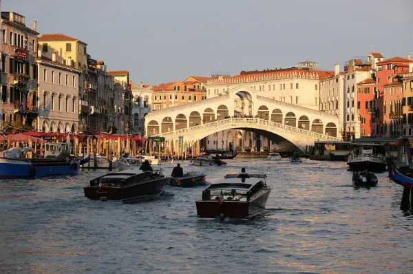 Venedik’te Büyük Kanal ve Rialto çevresi